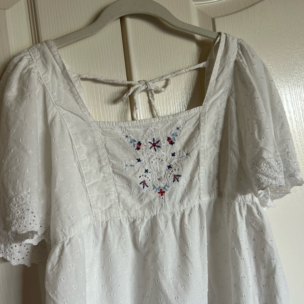 Old Navy textured Swiss Dot flutter sleeve tie back  embroidered blouse small - Picture 10 of 11